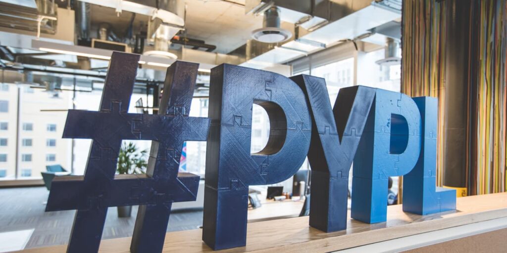 Las acciones de PayPal caen a medida que la empresa se reinicia, pero la ‘cuestión existencial’ persiste